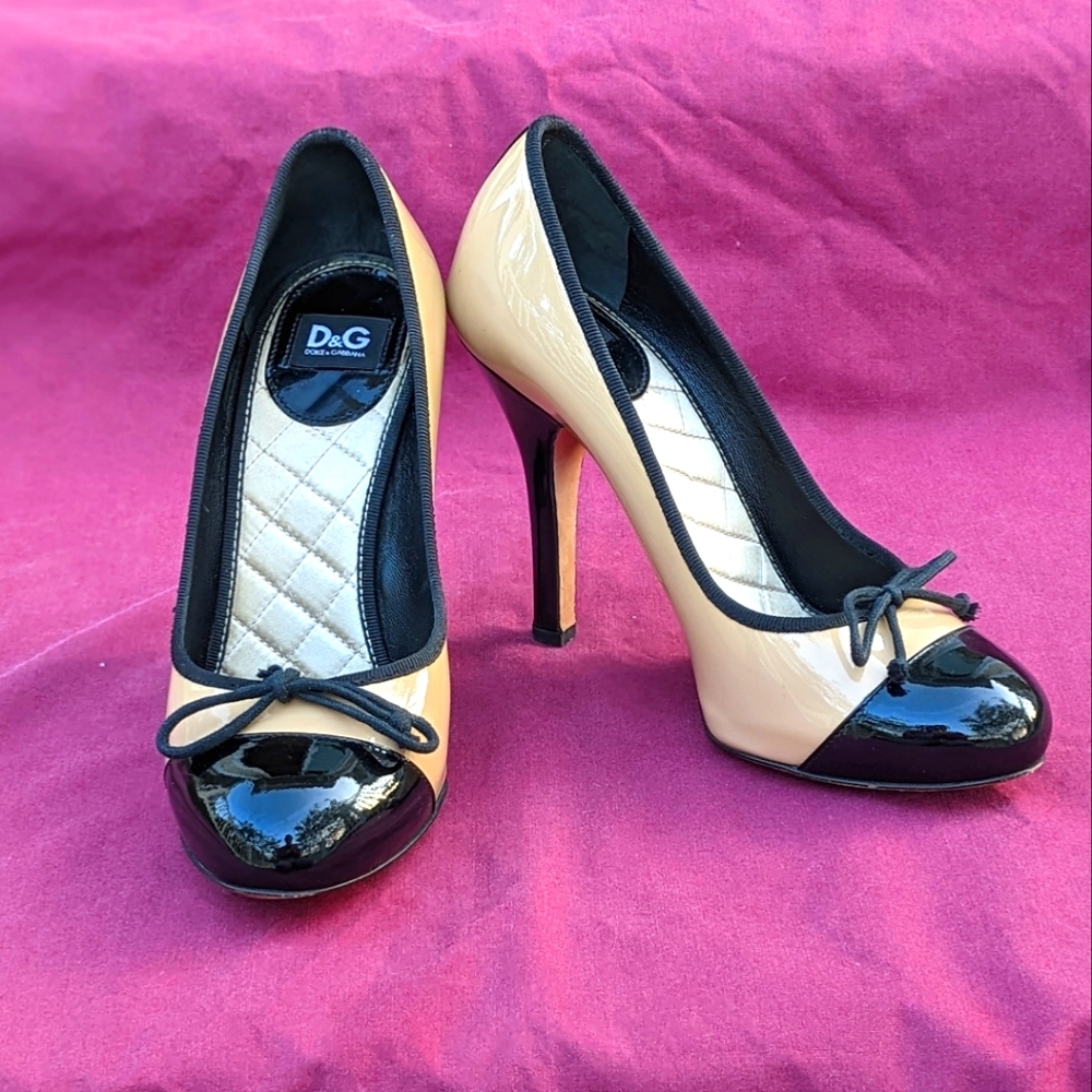 Dolce & Gabbana tan & black glossy pumps covered toe with black bow Size 37.5 ❤️
